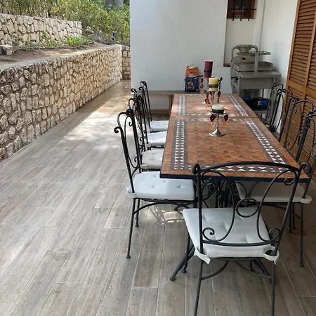 Isleta Villa